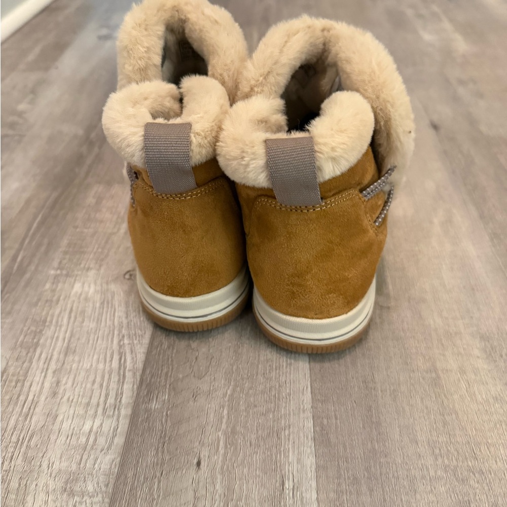 Clarks Tan Ankle Boots with Cream Fur Lining - Picture 3 of 4